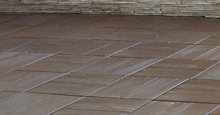 Бетонная брусчатка двора в Михайловке в октябре