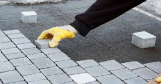 Монтаж тротуарной плитки на даче в Михайловке в октябре