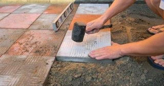 Укладка тротуарной плитки на основание в Михайловке в октябре