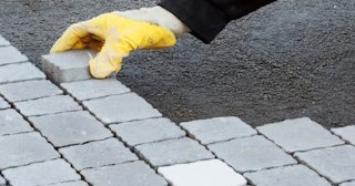 Укладка брусчатки в Михайловке - цена от 813 руб. за м2 | ТротуарнаяПлитка