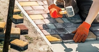 Укладка брусчатки «старый город» три цвета в Михайловке в октябре