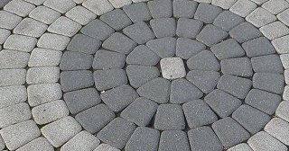 Профессиональная укладка клинкерной брусчатки в Михайловке в октябре