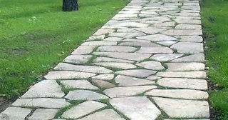 Профессиональная укладка камня на дорожки в Михайловке в октябре